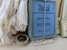 画像7: フランスアンティーク ガラスの蓋の紙箱入りビーズ ≪黒メイン ≫ (7)