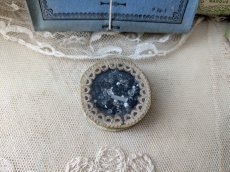 画像4: フランスアンティーク ガラスの蓋の紙箱入りビーズ ≪黒メイン ≫ (4)