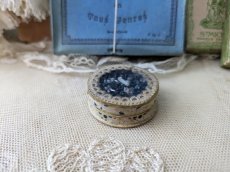 画像5: フランスアンティーク ガラスの蓋の紙箱入りビーズ ≪黒メイン ≫ (5)