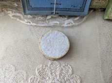 画像6: フランスアンティーク ガラスの蓋の紙箱入りビーズ ≪黒メイン ≫ (6)