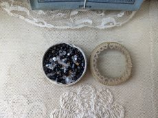 画像2: フランスアンティーク ガラスの蓋の紙箱入りビーズ ≪黒メイン ≫ (2)