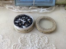 画像3: フランスアンティーク ガラスの蓋の紙箱入りビーズ ≪黒メイン ≫ (3)