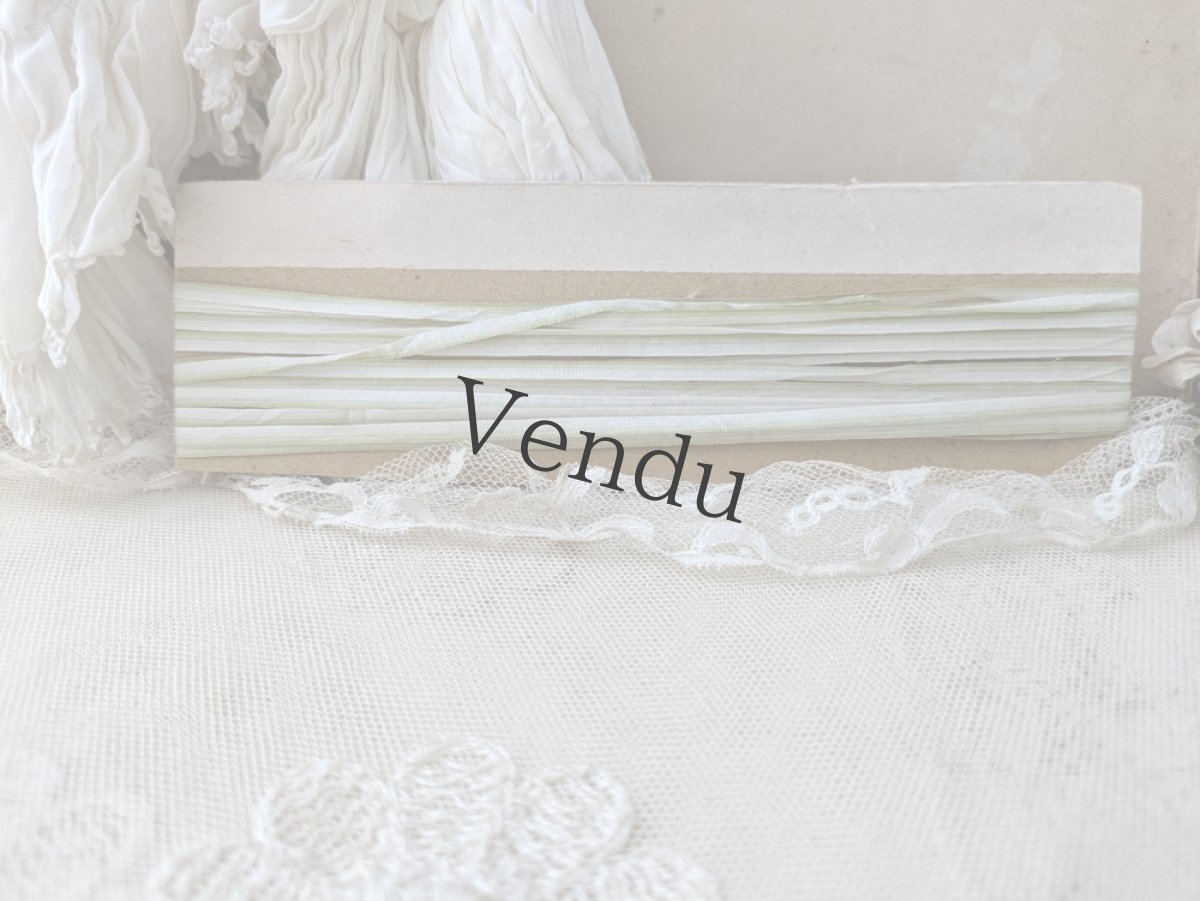 画像1: フランス 1900年前後  台紙巻きリボン刺繍用シルクリボン グリーングラデ 656cm (1)