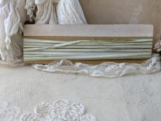 画像1: フランス 1900年前後  台紙巻きリボン刺繍用シルクリボン グリーングラデ 656cm (1)