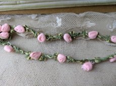 画像2: フランス 1900年前後 ばらのロココリボン ピンク×モスグリーン 32cm (2)