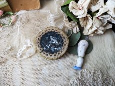 画像1: フランスアンティーク ガラスの蓋の紙箱入りビーズ ≪黒メイン ≫ (1)