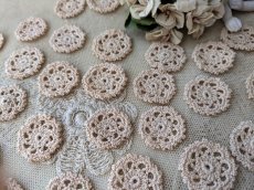画像2: フランス蚤の市 小さなクロッシェレースモチーフセット《円形25枚》 (2)