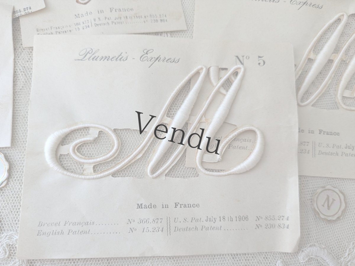 画像1: フランスアンティーク　Plumetis-Express 刺繍イニシャルシート "M" No.5 (1)