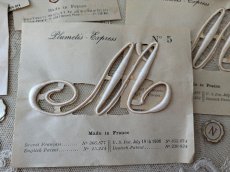 画像1: フランスアンティーク　Plumetis-Express 刺繍イニシャルシート "M" No.5 (1)