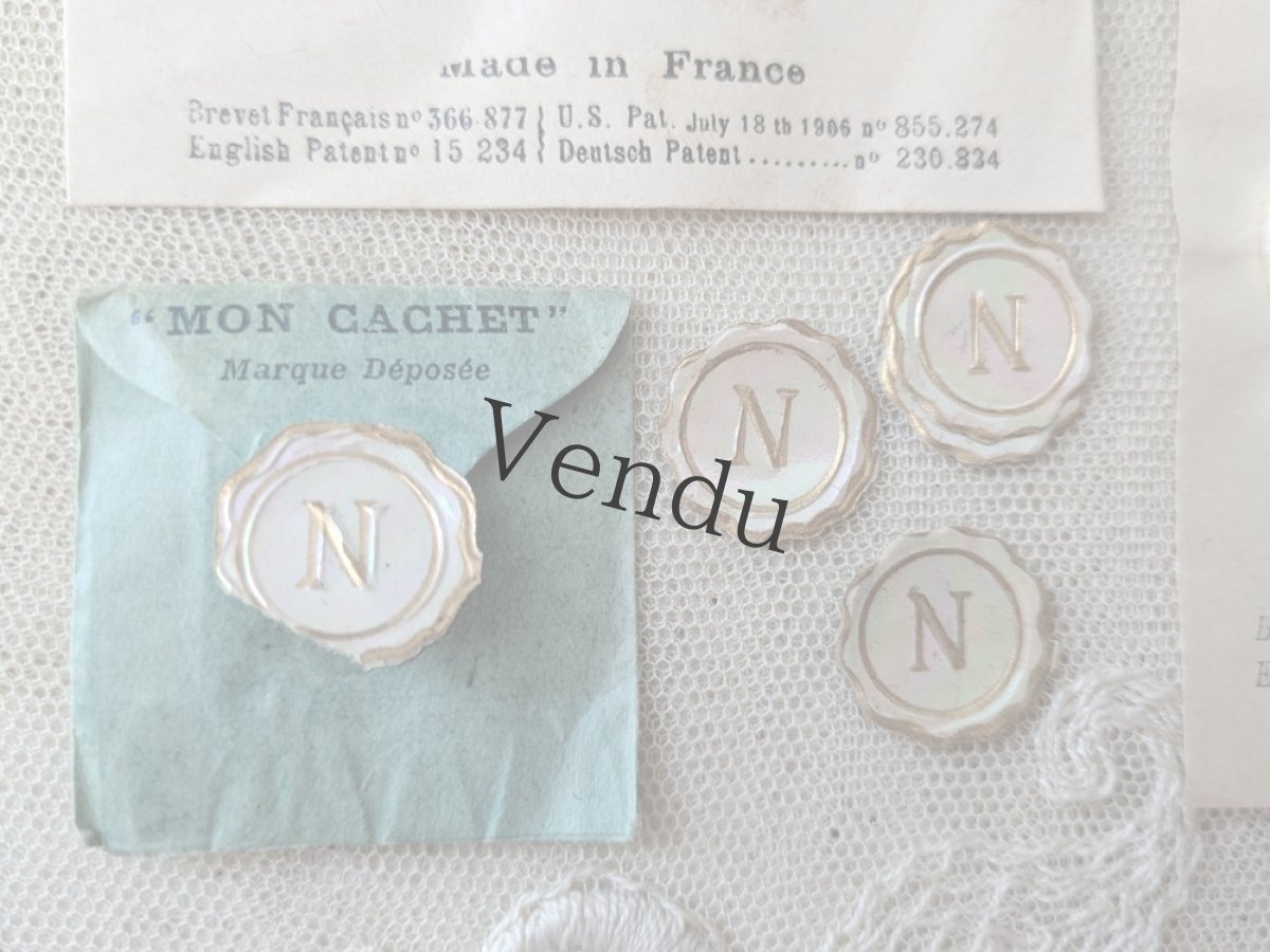 画像1: フランス 1900年前後 シーリングワックス風イニシャル「N」シールセット 15枚 (1)