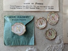 画像1: フランス 1900年前後 シーリングワックス風イニシャル「N」シールセット 15枚 (1)