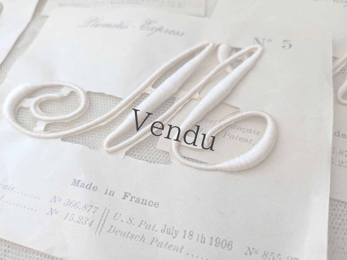 画像2: フランスアンティーク　Plumetis-Express 刺繍イニシャルシート "M" No.5 (2)