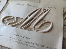 画像2: フランスアンティーク　Plumetis-Express 刺繍イニシャルシート "M" No.5 (2)
