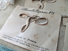 画像2: フランスアンティーク　Plumetis-Express 刺繍イニシャルシート "V" No.3 (2)