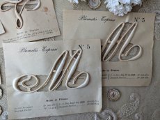 画像3: フランスアンティーク　Plumetis-Express 刺繍イニシャルシート "M" No.5 (3)