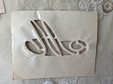 画像4: フランスアンティーク　Plumetis-Express 刺繍イニシャルシート "M" No.5 (4)