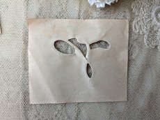 画像4: フランスアンティーク　Plumetis-Express 刺繍イニシャルシート "V" No.3 (4)