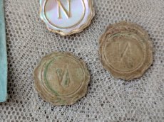 画像4: フランス 1900年前後 シーリングワックス風イニシャル「N」シールセット 15枚 (4)