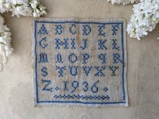 画像1: フランス 1936年 アルファべ クロスステッチサンプラー 水色 (1)