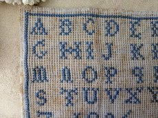 画像2: フランス 1936年 アルファべ クロスステッチサンプラー 水色 (2)
