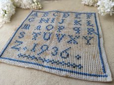 画像4: フランス 1936年 アルファべ クロスステッチサンプラー 水色 (4)