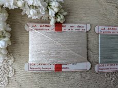 画像2: フランス 1920-1950年 刺繍用シルク糸巻き 2色セット 白+水色 LA BARRE ROUGE (2)