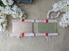 画像1: フランス 1920-1950年 刺繍用シルク糸巻き 2色セット ベージュ+黄緑 LA BARRE ROUGE (1)