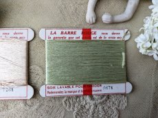 画像3: フランス 1920-1950年 刺繍用シルク糸巻き 2色セット ベージュ+黄緑 LA BARRE ROUGE (3)
