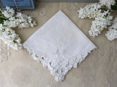 画像1: フランスヴィンテージ　カットワーク刺繍のハンカチ イニシャル入り 29×31cm (1)