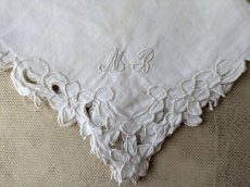 画像2: フランスヴィンテージ　カットワーク刺繍のハンカチ イニシャル入り 29×31cm (2)
