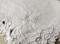 画像4: フランスヴィンテージ　カットワーク刺繍のハンカチ イニシャル入り 29×31cm (4)