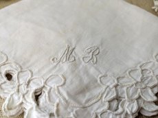 画像3: フランスヴィンテージ　カットワーク刺繍のハンカチ イニシャル入り 29×31cm (3)