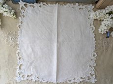画像5: フランスヴィンテージ　カットワーク刺繍のハンカチ イニシャル入り 29×31cm (5)