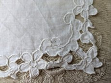 画像7: フランスヴィンテージ　カットワーク刺繍のハンカチ イニシャル入り 29×31cm (7)