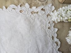 画像6: フランスヴィンテージ　カットワーク刺繍のハンカチ イニシャル入り 29×31cm (6)