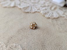 画像2: フランス 1900年前後 ゴールドメタル極小ボタン お花ペイント 8mm (2)