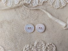 画像2: フランスアンティーク カット入り貝ボタン 2個セット 13mm (2)