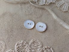 画像1: フランスアンティーク カット入り貝ボタン 2個セット 13mm (1)