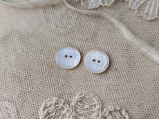 画像3: フランスアンティーク カット入り貝ボタン 2個セット 13mm (3)