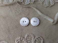 画像1: フランスアンティーク カット入り貝ボタン 2個セット 15mm (1)