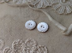 画像2: フランスアンティーク カット入り貝ボタン 2個セット 15mm (2)