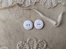 画像4: フランスアンティーク カット入り貝ボタン 2個セット 15mm (4)