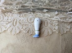 画像2: ドイツアンティーク ドールパーツ 水色ボティンの左足 ビスク 4.3cm (2)