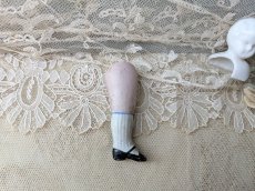 画像2: ドイツアンティーク ドールパーツ 黒いストラップシューズの右足 ビスク 6.0cm (2)