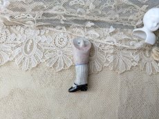 画像3: ドイツアンティーク ドールパーツ 黒いストラップシューズの右足 ビスク 6.0cm (3)