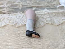 画像5: ドイツアンティーク ドールパーツ 黒いストラップシューズの右足 ビスク 6.0cm (5)
