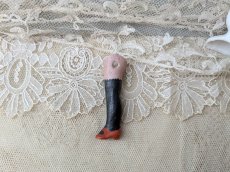 画像2: ドイツアンティーク ドールパーツ 赤いくつの左足 ビスク 5.1cm (2)