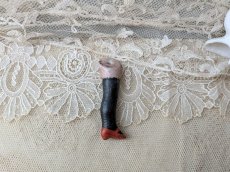 画像3: ドイツアンティーク ドールパーツ 赤いくつの左足 ビスク 5.1cm (3)