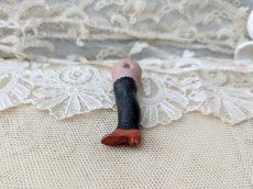画像4: ドイツアンティーク ドールパーツ 赤いくつの左足 ビスク 5.1cm (4)