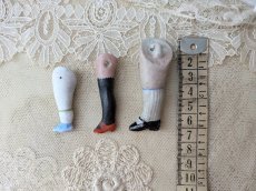 画像7: ドイツアンティーク ドールパーツ 黒いストラップシューズの右足 ビスク 6.0cm (7)